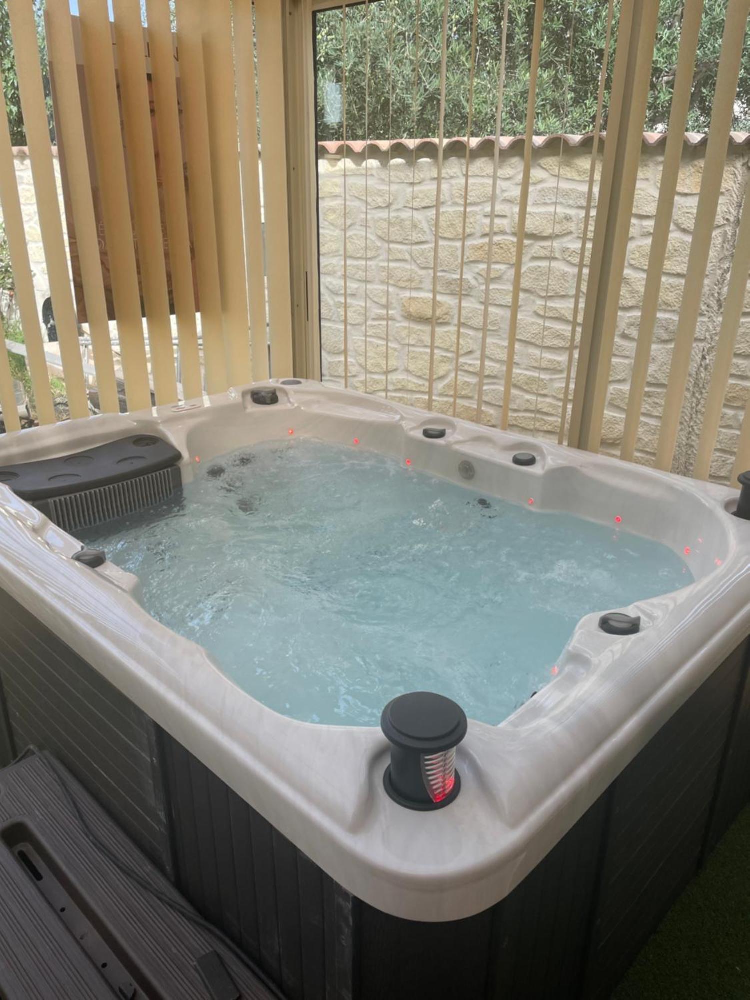 Houdarling Chalet Et Spa Hammam Jacuzzi Et Sauna Nîmes Exterior photo